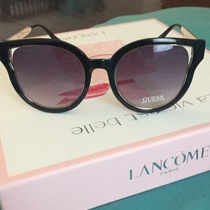 Sunglasses 🕶 Guess